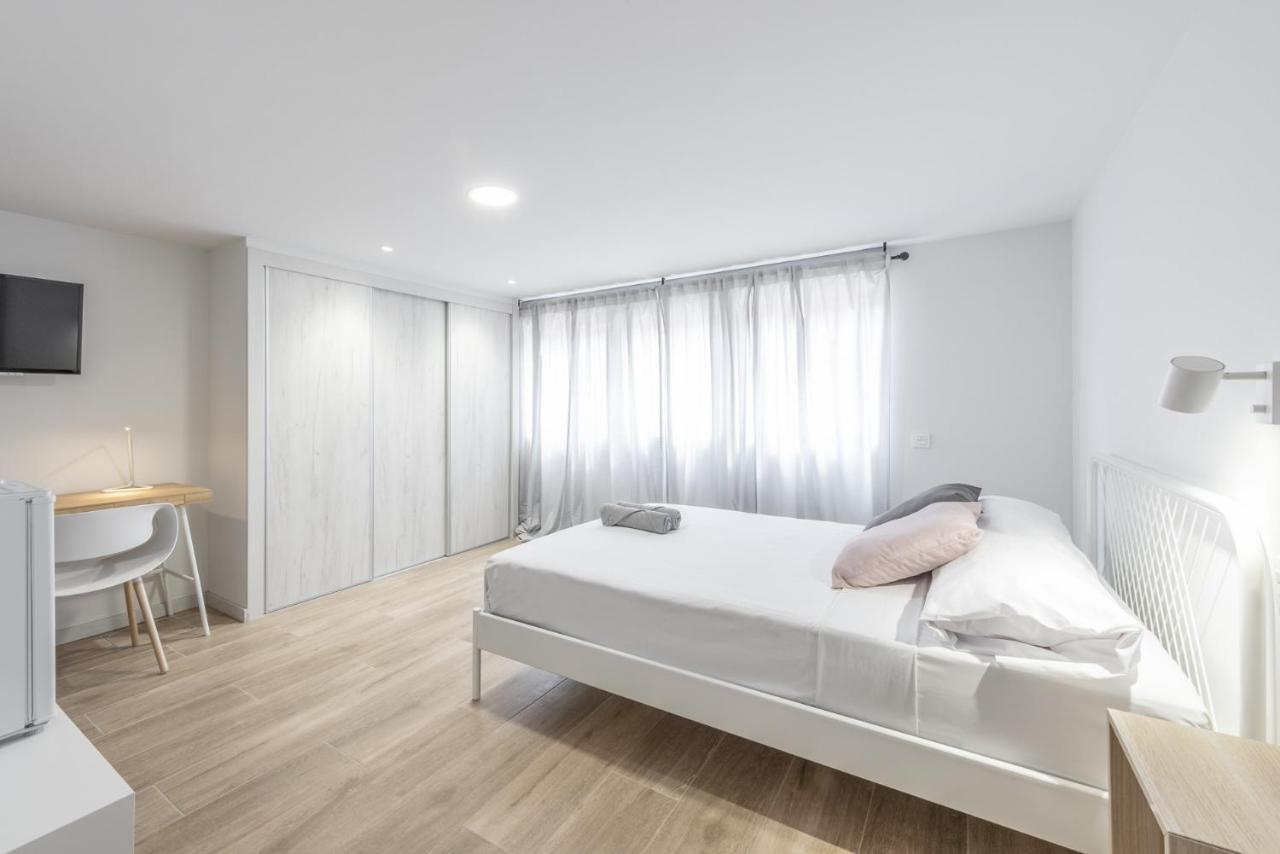 Room Urban Barajas 5 *